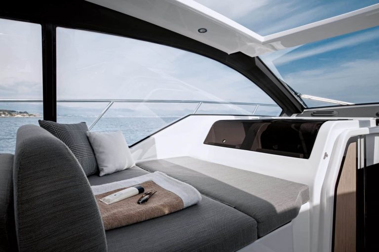 Azimut-A51-Maindeck-Relax-Zone_Mid-res-1568x1045
